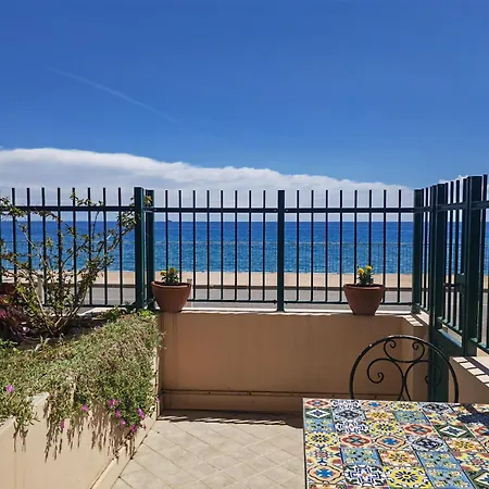 Monolocale Fronte Mare Lägenhet *